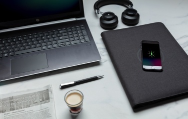 Logotrade Firmengeschenke das Foto: Air 5W Wireless Charging Portfolio A4 mit 5.000mAh Powerbank